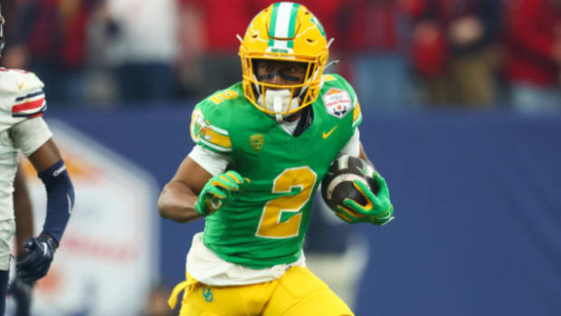 Oregon Ducks wide receiver Gary Bryant, Jr. catches a pass during a college football game.